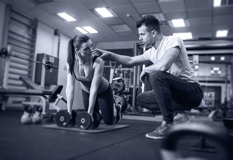 coach sportif en salle de remise en formes